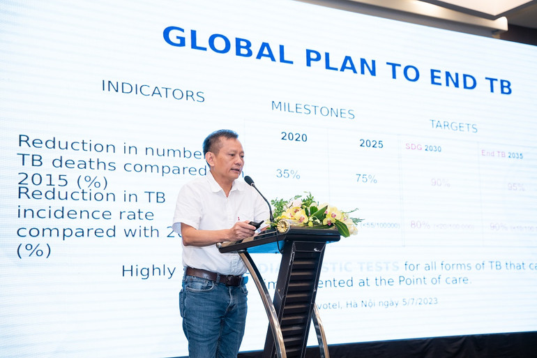 Phó Giáo sư, Tiến sĩ Nguyễn Văn Hưng cung cấp thông tin về kỹ thuật xét nghiệm sinh học phân tử.