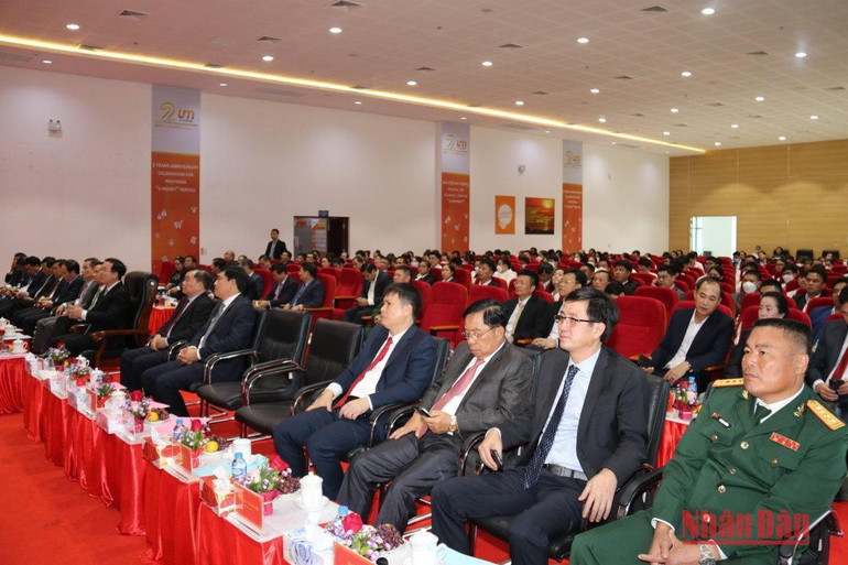 Các cán bộ, chiến sĩ, công nhân viên Lào và Việt Nam của Công ty Star Telecom tham dự cuộc gặp. (Ảnh: XUÂN SƠN)