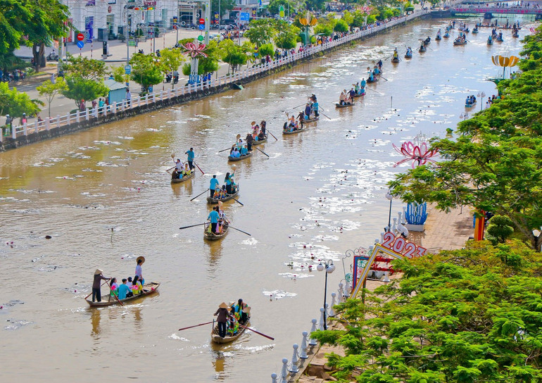 Diễu hành báo bà ba trên sông.