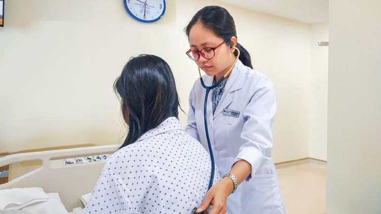 Bác sĩ Nguyễn Thị Thanh Trúc khám cho nữ sinh.