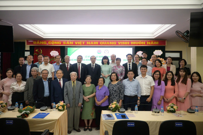 Các thế hệ thầy, cô giảng dạy bộ môn Lao và Bệnh phổi, Trường đại học Y Hà Nội.