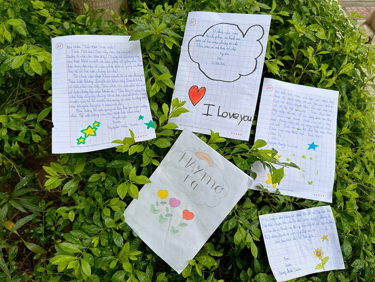 Những lá thư động viên bệnh nhi giúp em sớm bình phục sức khỏe. Những lá thư động viên bệnh nhi giúp em sớm bình phục sức khỏe.