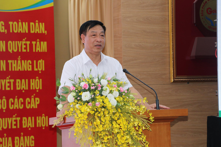 Tiến sĩ, bác sĩ Phạm Ngọc Thạch, Giám đốc Bệnh viện Bệnh Nhiệt đới Trung ương chia sẻ thông tin tại hội nghị.