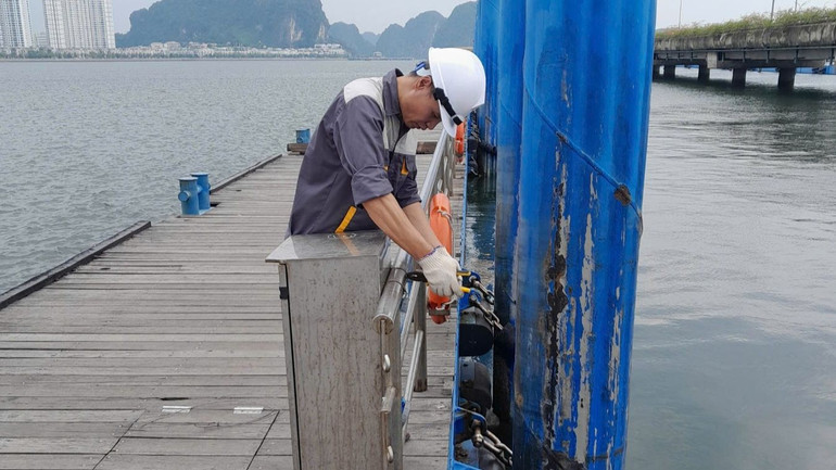 Kiểm tra, gia cố các thiết bị, tài sản có nguy cơ bị ảnh hưởng bởi gió bão. Kiểm tra, gia cố các thiết bị, tài sản có nguy cơ bị ảnh hưởng bởi gió bão.