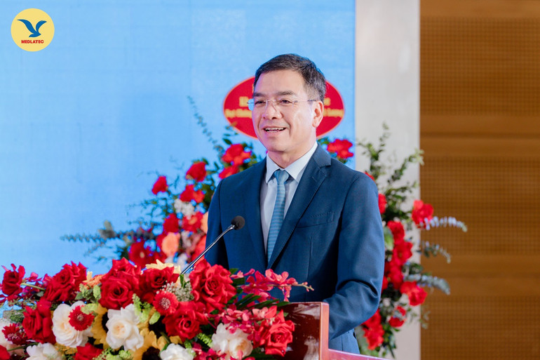 Tiến sĩ, bác sĩ Hà Anh Đức, Cục trưởng Cục Quản lý khám, chữa bệnh (Bộ Y tế) phát biểu chúc mừng Medlatec trở thành đơn vị y tế đầu tiên tại Việt Nam đón nhận ISO 15189:2022 lĩnh vực chẩn đoán hình ảnh.