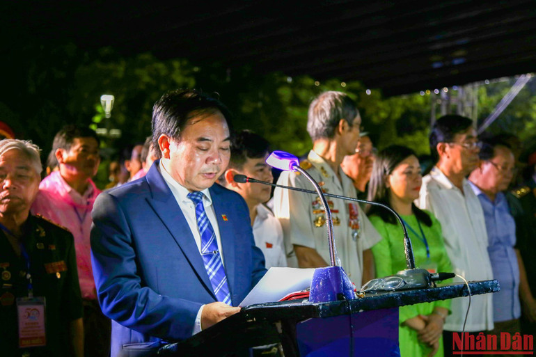 Bí thư Thị ủy Quảng Trị Văn Ngọc Lãm đọc diễn văn tại Lễ hội Đêm hoa đăng.