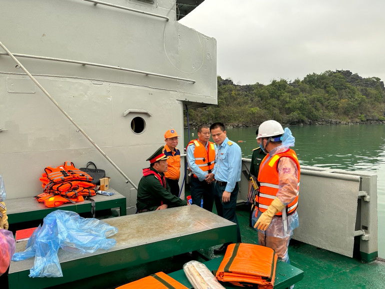 Hiện, lực lượng cứu hộ, cứu nạn vẫn đang khẩn trương tìm kiếm nạn nhân thứ 5 trong vụ tai nạn.