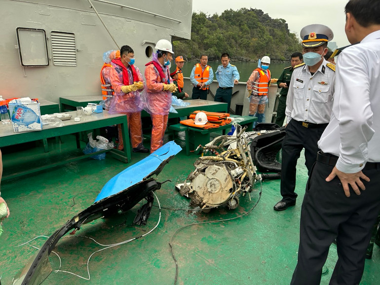 Trục vớt nhiều mảnh vỡ và động cơ máy bay.