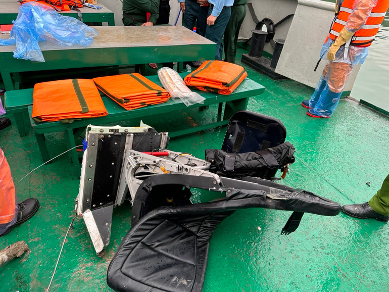 Các mảnh vỡ và động cơ máy bay được tìm thấy.