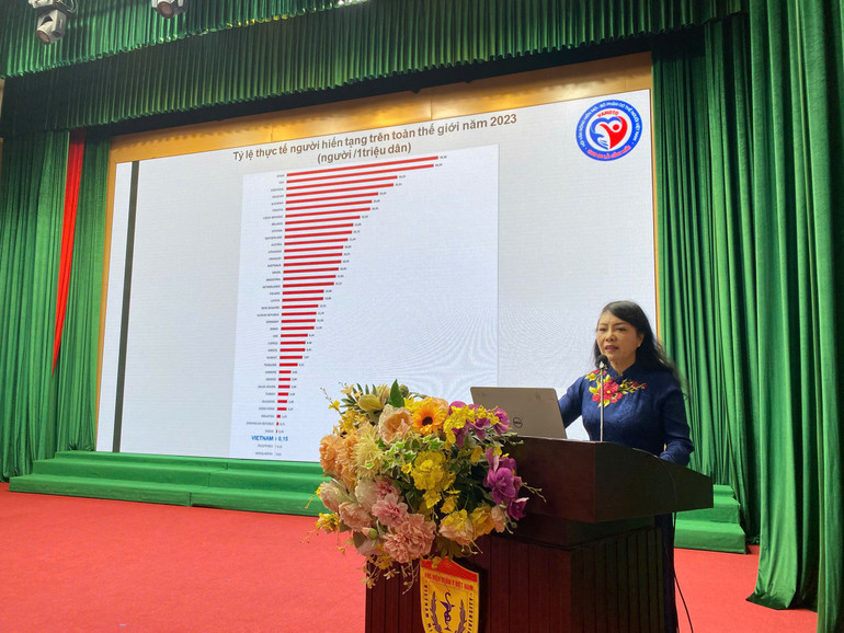 Phó Giáo sư, Tiến sĩ Nguyễn Thị Kim Tiến, nguyên Bộ trưởng Y tế, Chủ tịch Hội Vận động hiến mô, bộ phận cơ thể người Việt Nam phát biểu tại hội nghị.