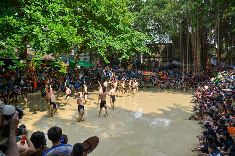 16 trai làng đóng khố cởi trần được tuyển chọn tham gia vật cầu nước gọi là quân cầu, chia làm hai giáp (giáp Thượng và giáp Hạ), mỗi giáp tám người.