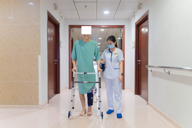 Bệnh nhân tập luyện đi lại.