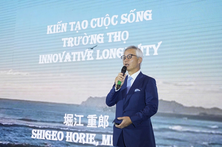 Giáo sư Shigeo Horie chia sẻ tại buổi tọa đàm.