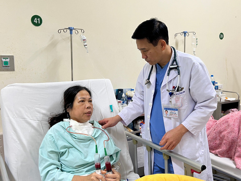 Giáo sư, Tiến sĩ Đoàn Quốc Hưng, Phó Hiệu trưởng Đại học Y Hà Nội, Giám đốc Trung tâm Tim mạch, Bệnh viện Hữu nghị Việt Đức khám cho người bệnh. Giáo sư, Tiến sĩ Đoàn Quốc Hưng, Phó Hiệu trưởng Đại học Y Hà Nội, Giám đốc Trung tâm Tim mạch, Bệnh viện Hữu nghị Việt Đức khám cho người bệnh.