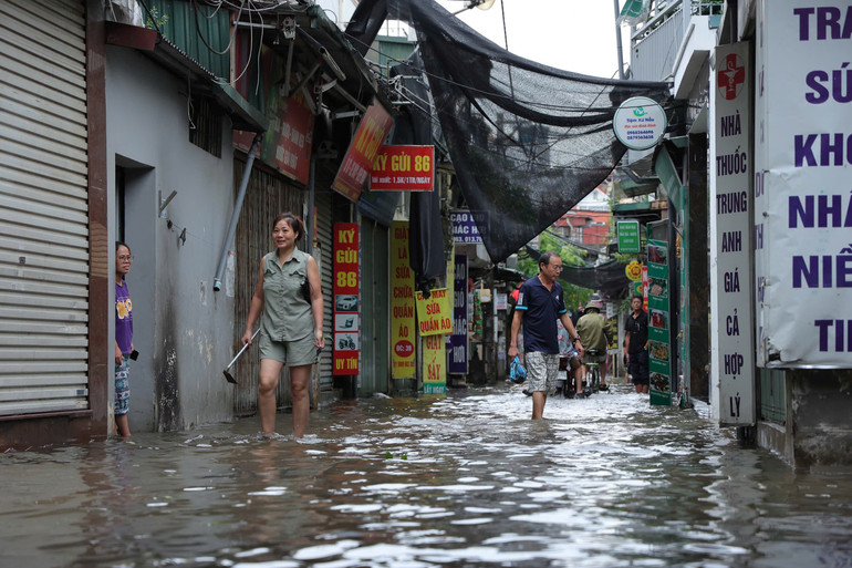 Ngập tại ngõ 230 Định Công. (Ảnh: HÀ NAM)