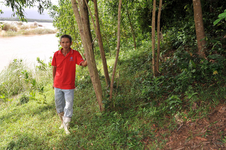 Bờ sông Ba đoạn qua thôn Cẩm Thạch, xã Hòa Định Tây (huyện Phú Hòa) là một trong những điểm sạt lở nghiêm trọng, cần được xây kè bảo vệ. Bờ sông Ba đoạn qua thôn Cẩm Thạch, xã Hòa Định Tây (huyện Phú Hòa) là một trong những điểm sạt lở nghiêm trọng, cần được xây kè bảo vệ.