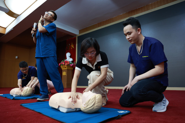 Bác sĩ hướng dẫn sơ cấp cứu đúng cách. (Ảnh: HÀ NAM)