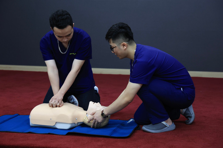 Kỹ thuật ép tim hồi sức tim phổi cho nạn nhân. (Ảnh: HÀ NAM)