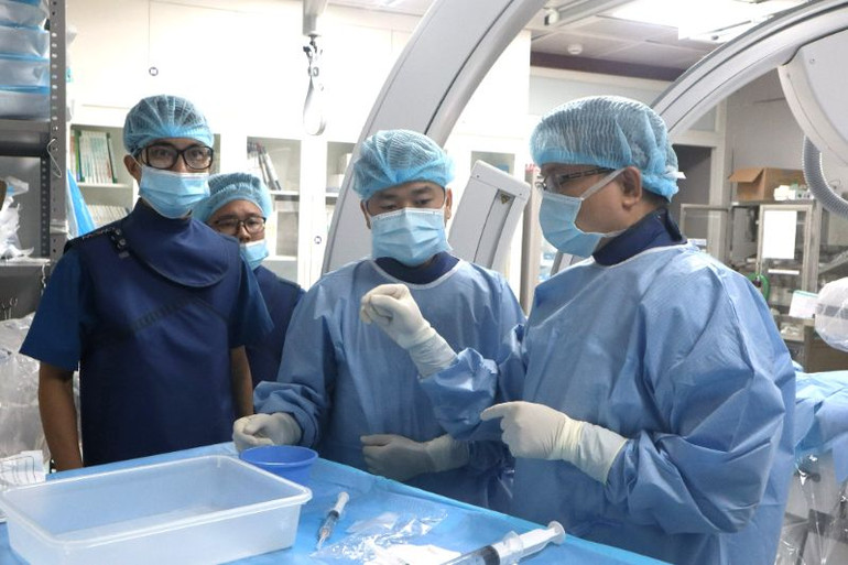 Các bác sĩ thực hiện điều trị đột quỵ cho người bệnh.