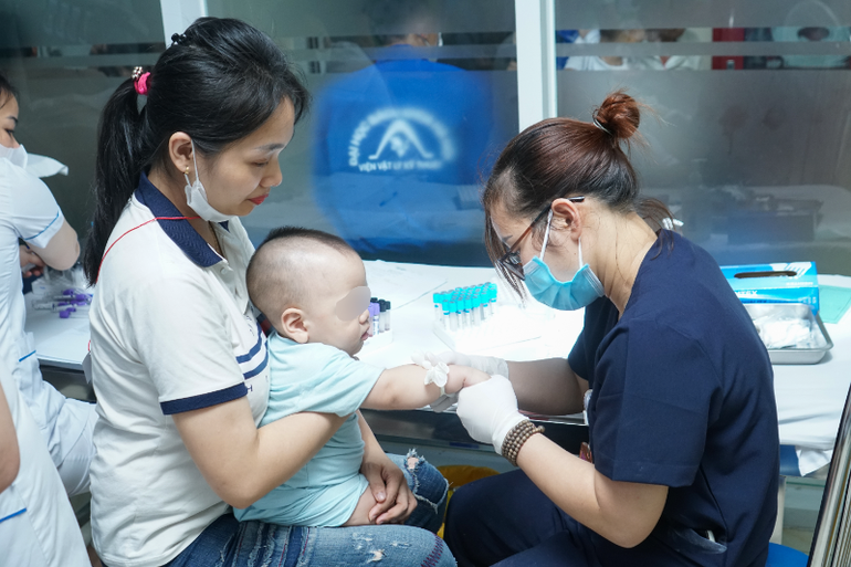 Các em bé được làm các xét nghiệm trước khi tiến hành phẫu thuật.