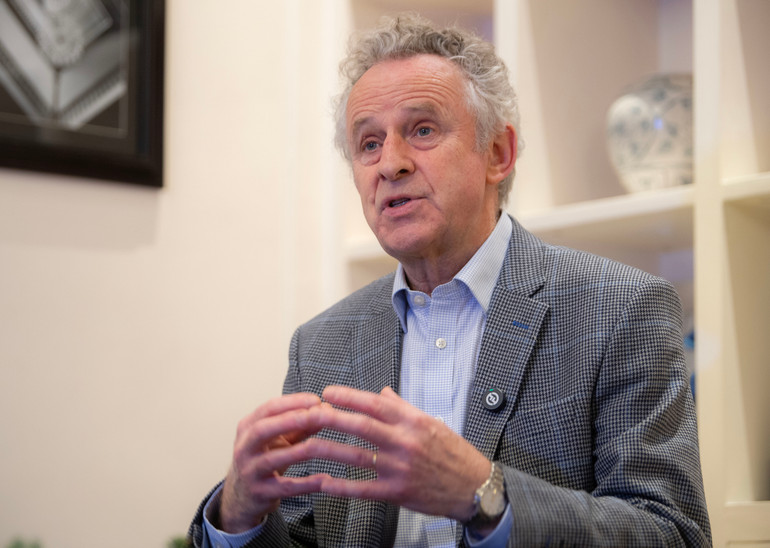 Giáo sư Richard Henry Friend.