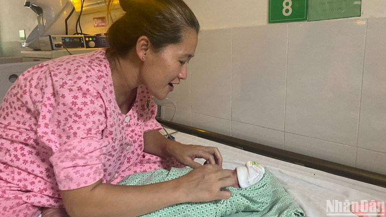 Sản phụ Lê Thị Mỹ Hạnh đón bé gái thứ 3 chào đời với cân nặng chỉ 1,1kg.