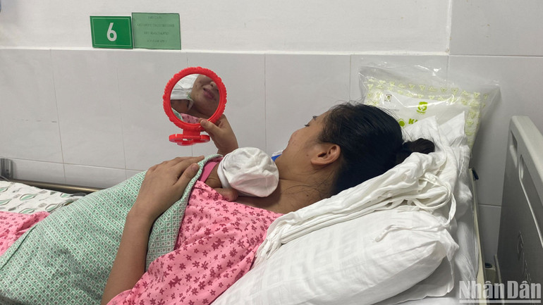 Sản phụ Đoàn Thị Minh Trang hạnh phúc khi chứng kiến con mình phát triển tốt hơn.