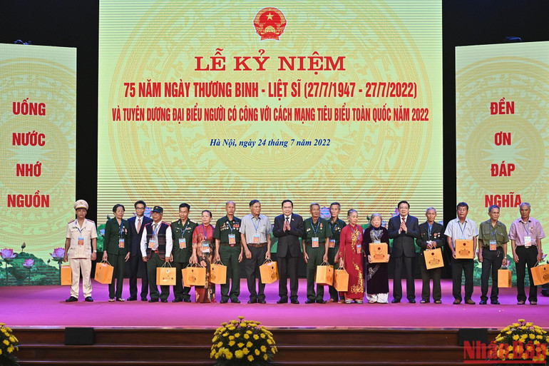 Lãnh đạo Đảng và Nhà nước trao quà tặng các đại biểu người có công tiêu biểu toàn quốc.