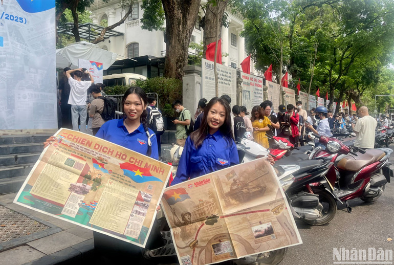 Nguyễn Linh (bên trái) và bạn thân sở hữu bản in số báo đặc biệt.