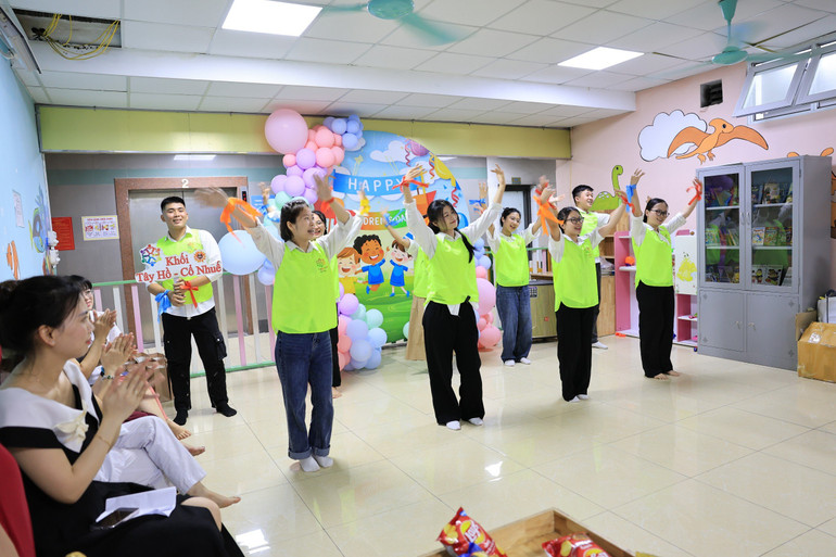 Các nhóm thiện nguyện tham gia biểu diễn tại chương trình.