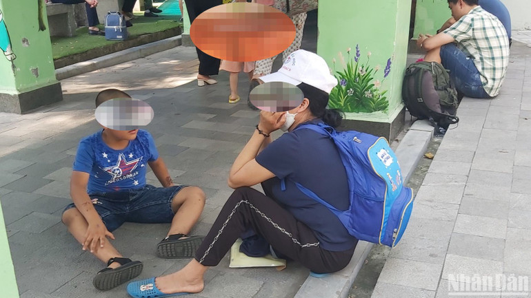 Nhiều người phải chờ cả ngày mới làm xong các xét nghiệm.