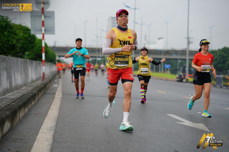 Anh Hồng chinh phục đường chạy marathon. Anh Hồng chinh phục đường chạy marathon.