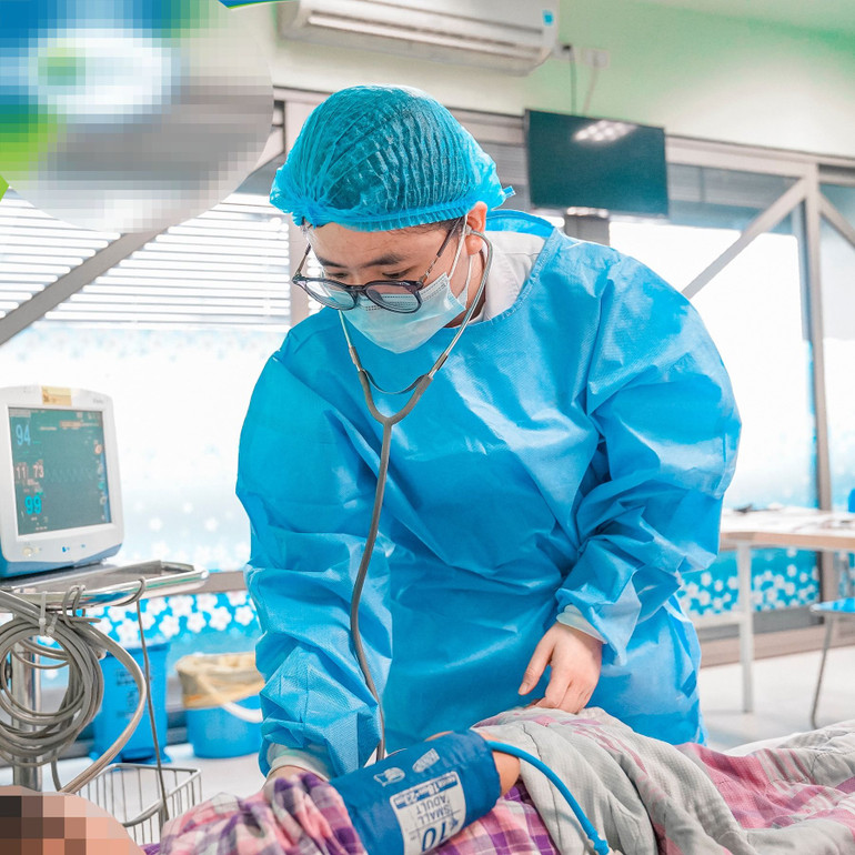 Bác sĩ Trương Thùy Linh, Khoa Thận và Lọc máu đang thăm khám cho bệnh nhi.