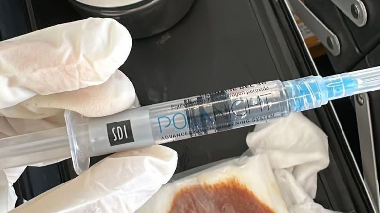 Ống gel oxy già dùng cho bệnh nhân.