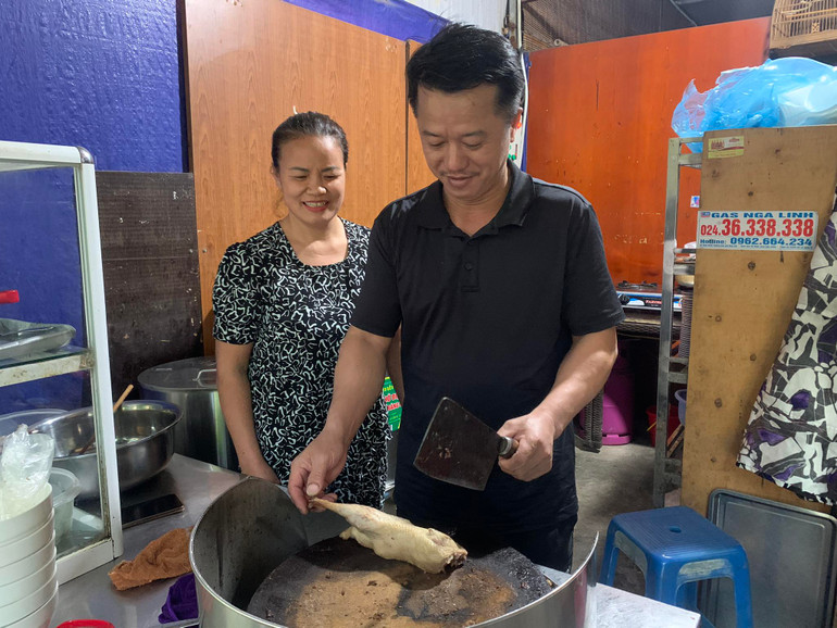 Anh Phạm Văn Thuấn cùng vợ tiếp tục duy trì cửa hàng bán thịt vịt và nuôi 2 con học đại học.