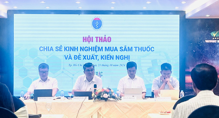 Đại diện lãnh đạo các cục, vụ của Bộ Y tế giải đáp thắc mắc cho các cơ sở y tế phía nam.