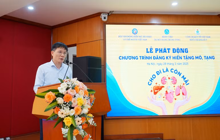 Phó Giáo sư, Tiến sĩ Phạm Tuấn Cảnh, Giám đốc Bệnh viện Tai Mũi Họng Trung ương phát động cán bộ nhân viên bệnh viện đăng ký hiến tặng mô, tạng.