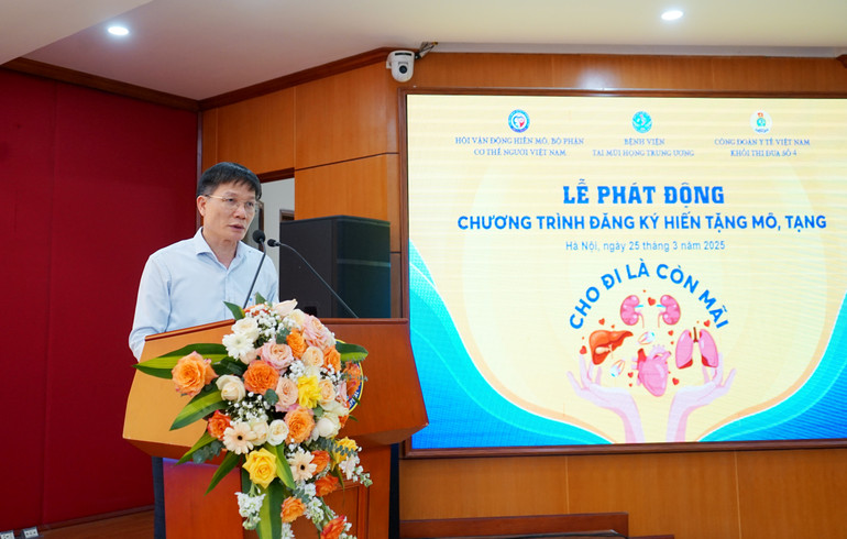 Phó Giáo sư, Tiến sĩ Phạm Tuấn Cảnh, Giám đốc Bệnh viện Tai Mũi Họng Trung ương phát động cán bộ nhân viên bệnh viện đăng ký hiến tặng mô, tạng.