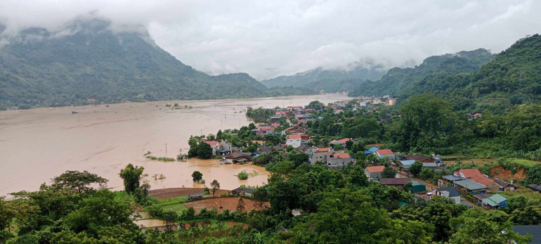 Nước lũ gây ngập cánh đồng rộng 100ha và bắt đầu gây ngập lụt tới nhà dân tại xã Nam Cường.