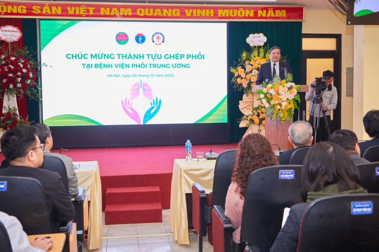 Tiến sĩ, bác sĩ cao cấp Đinh Văn Lượng, Giám đốc Bệnh viện Phổi Trung ương phát biểu.