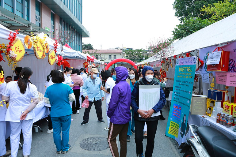 Các khoa, phòng bán các sản vật để gây quỹ ủng hộ cho bệnh nhân có hoàn cảnh khó khăn.