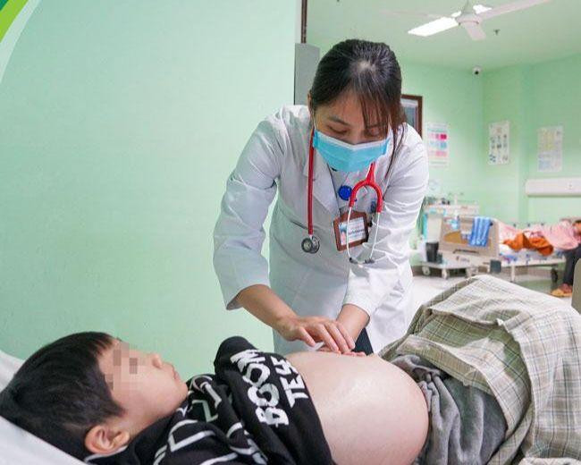 Bác sĩ Ngọc khám cho bệnh nhi.