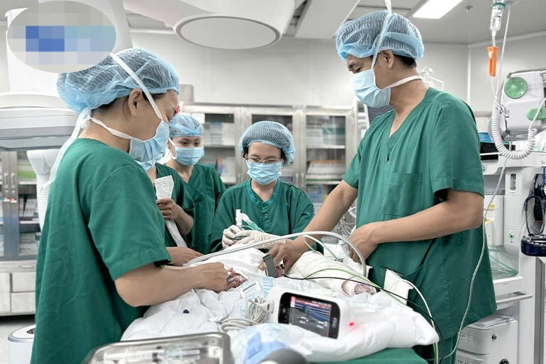 Bé gái được nong bóng mở rộng vách liên nhĩ sau hai giờ chào đời.