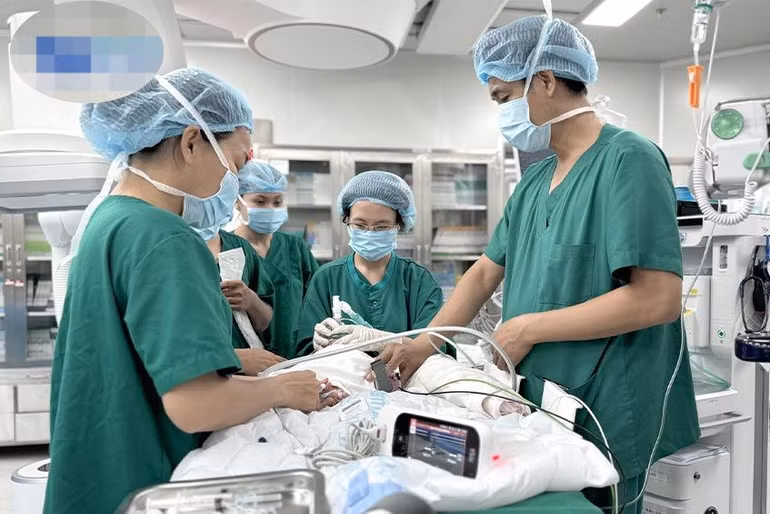 Bé gái được nong bóng mở rộng vách liên nhĩ sau hai giờ chào đời.