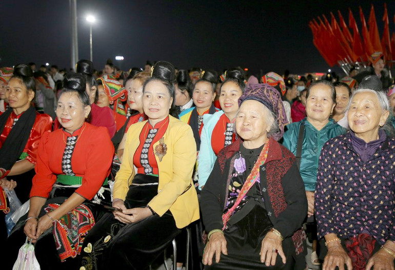 Người dân tại các huyện, thành phố tham dự lễ kỷ niệm 70 năm Ngày giải phóng Sơn La. Người dân tại các huyện, thành phố tham dự lễ kỷ niệm 70 năm Ngày giải phóng Sơn La.