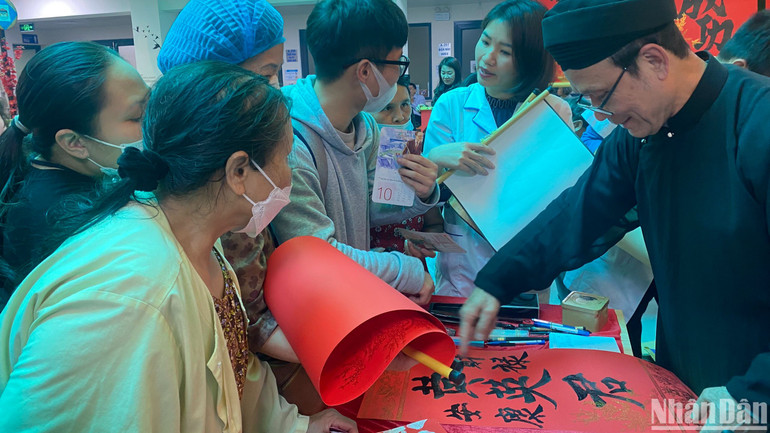 Gian hàng thư pháp thu hút đông người nhà người bệnh xin chữ: Thọ, bình an... cho người bệnh. Gian hàng thư pháp thu hút đông người nhà người bệnh xin chữ: Thọ, bình an... cho người bệnh.