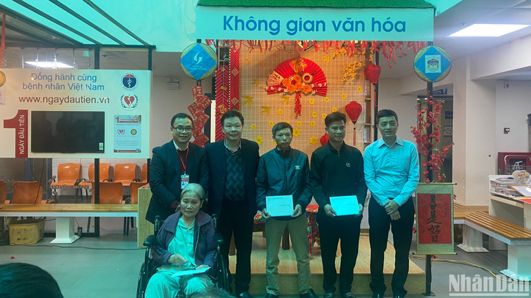 Bà Nguyễn Thị Huỳnh cùng đại diện các gia đình có hoàn cảnh khó khăn nhận suất quà hỗ trợ của bệnh viện. Bà Nguyễn Thị Huỳnh cùng đại diện các gia đình có hoàn cảnh khó khăn nhận suất quà hỗ trợ của bệnh viện.