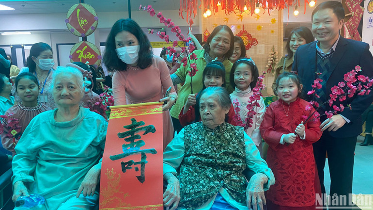 Phòng Công tác xã hội, Bệnh viện Lão khoa Trung ương tặng chữ "Thọ" cho bà Trần Thị Dung (89 tuổi) và bà Nguyễn Thị Toán (90 tuổi). Phòng Công tác xã hội, Bệnh viện Lão khoa Trung ương tặng chữ "Thọ" cho bà Trần Thị Dung (89 tuổi) và bà Nguyễn Thị Toán (90 tuổi).