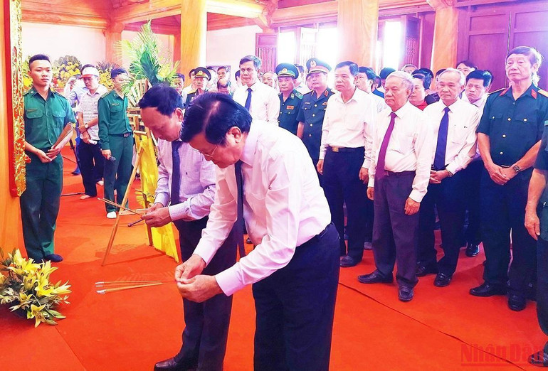 Nguyên Chủ tịch nước Trương Tấn Sang và Phó Bí thư Thường trực Tỉnh ủy Quảng Bình Trần Hải Châu dâng hương các liệt sĩ tại đền thờ.