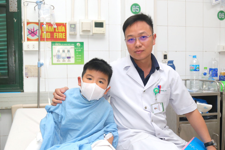 Bệnh nhi Phạm Ngọc M. (7 tuổi, Bình Giang, Hải Dương) chẩn đoán vết thương bàn tay phải, đang được chăm sóc tại khoa Phẫu thuật Chi dưới. Bệnh nhi Phạm Ngọc M. (7 tuổi, Bình Giang, Hải Dương) chẩn đoán vết thương bàn tay phải, đang được chăm sóc tại khoa Phẫu thuật Chi dưới.